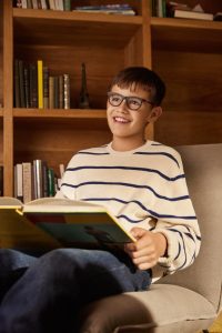 Lee más sobre el artículo Cuidar la visión hoy es proteger el futuro: La importancia del control de la miopía infantil con la tecnología Stellest